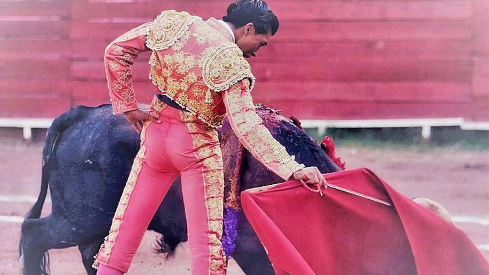 Novillero Carlos Luévano haciendo la faena a un toro